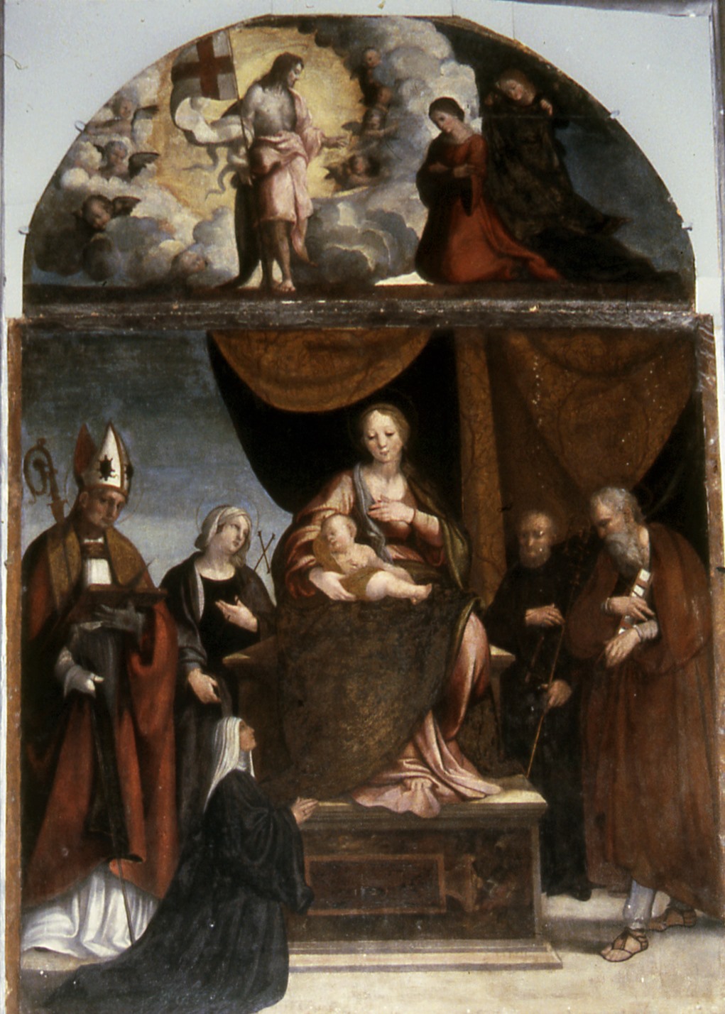 Tavola di Andrea Sabatini, datata 1523, raffigurante La Vergine con il Bambino e santi e una suora orante. foto D'Antonio